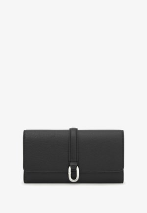 Portafoglio in pelle nera con finitura testurizzata, caratterizzato da una fascia centrale e dettagli in metallo argentato. Forma rettangolare con design a pieghe.