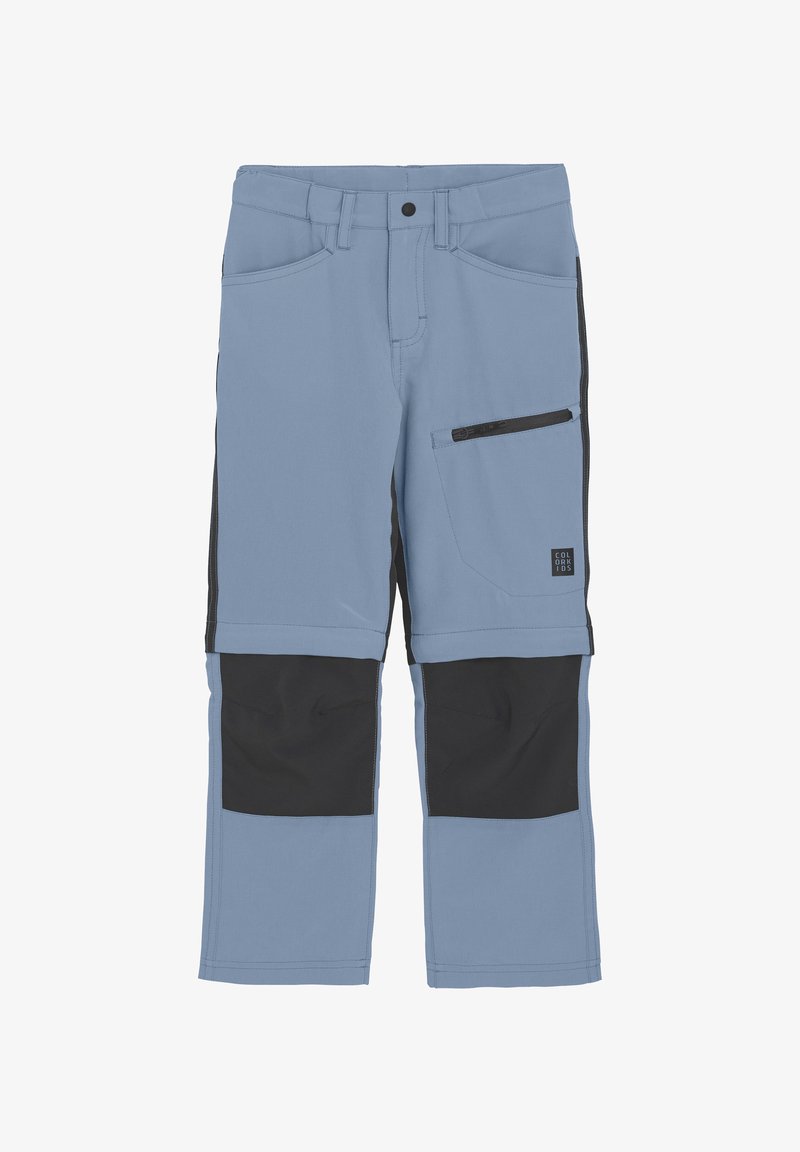 Hellblaue Hosen mit schwarzen Knieflicken, vorderen Taschen und einer seitlichen Reißverschlusstasche. Hergestellt aus strapazierfähigem Material mit Steppnähten.