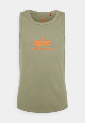 Oliivinvihreä ribbineulottu toppi, jossa oranssi Alpha Industriesin logo ja teksti rinnan keskellä, hihaton ja pyöreä pääntie.