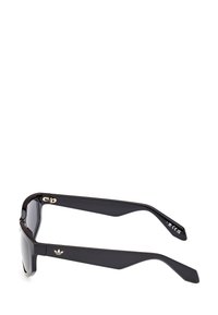 Černé sluneční brýle se čtvercovým rámem, lesklým povrchem a tmavými skly. Mají zlaté akcenty na pantě a detail loga na spánku.