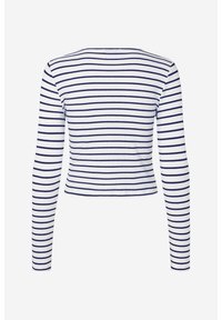 Camiseta de manga larga a rayas con rayas horizontales en azul marino y blanco, escote redondo y corte corto. Textura de tela suave y acanalada.