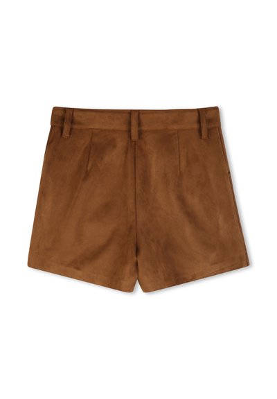 Shorts a vita alta in camoscio marrone con passanti per cintura e pieghe frontali, mostrati distesi su uno sfondo bianco.