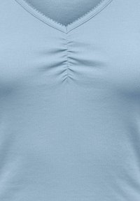 ONLY ONLBETTY LIFE L/S SCALLOP V-NECK - Μπλούζα με μακριά μανίκια - soft chambray