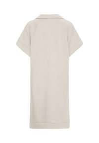 Robe beige à manches courtes avec une coupe droite et un petit col, vue de dos sur un fond blanc uni.
