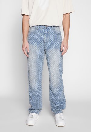 Jeans de mezclilla azul claro con un patrón floral pequeño repetido, diseño de pierna recta, estilo clásico de cinco bolsillos y un ligero desgaste en las rodillas.