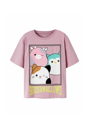 Hellviolettes kurzärmeliges T-Shirt mit Cartoon-Gesichtern von Kuh, Eule und Katze in einem schwarzen Quadrat und dem Schriftzug „SQUISHMALLOWS“ darunter.