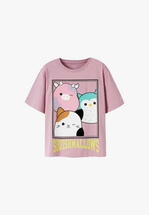 Camiseta de manga corta de color lila claro con caras de vaca, búho y gato en dibujos animados dentro de un cuadrado negro y texto "SQUISHMALLOWS" debajo.