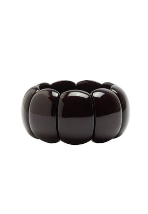 Elastyczna czarna błyszcząca bransoletka złożona z dużych zaokrąglonych prostokątnych segmentów połączonych w ciągłą pętlę.