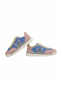 Paire de baskets basses avec des panneaux roses et bleus, des lacets blancs et un graphisme du personnage Stitch sur le côté.