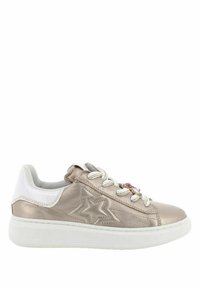Sneaker metallic taupe con tacco bianco, dettaglio stella e lacci decorativi. Presenta una suola piatta bianca e un design dei lacci testurizzato.