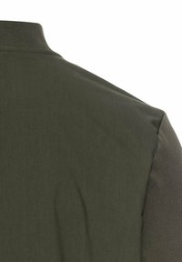 Donkergroene, kortarmige poloshirt met een geribbelde kraag en een gladde textuur, met een strakke, gestroomlijnde ontwerpen zonder zichtbare logo's.