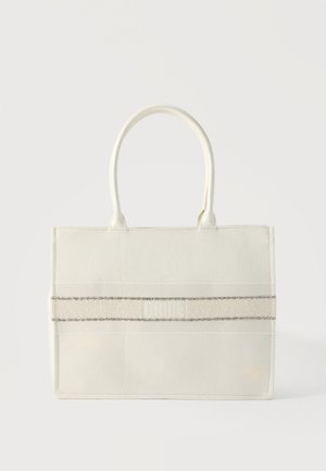 Bolso tote rectangular color crema con dos asas y una banda horizontal brillante adornada con perlas y cristales en la parte delantera.