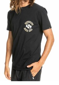 Černé bavlněné tričko s kulatým výstřihem, krátkými rukávy a předním potiskem s textem "Quiksilver Since 1969" v žluté a bílé barvě.