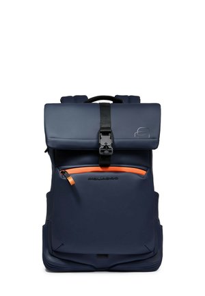 Zaino impermeabile blu navy con chiusura a risvolto superiore, tasca con cerniera arancione e spallacci regolabili. Caratterizzato da un logo semplice sul davanti.