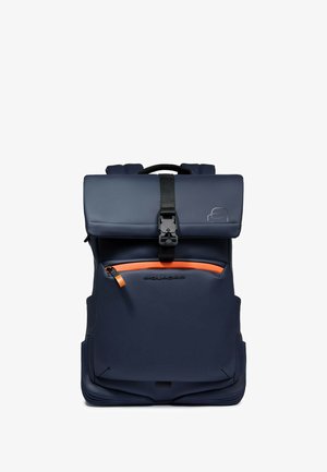 Mochila impermeable azul marino con cierre enrollable, bolsillo con cremallera naranja y correas ajustables. Presenta un logotipo sencillo en la parte delantera.