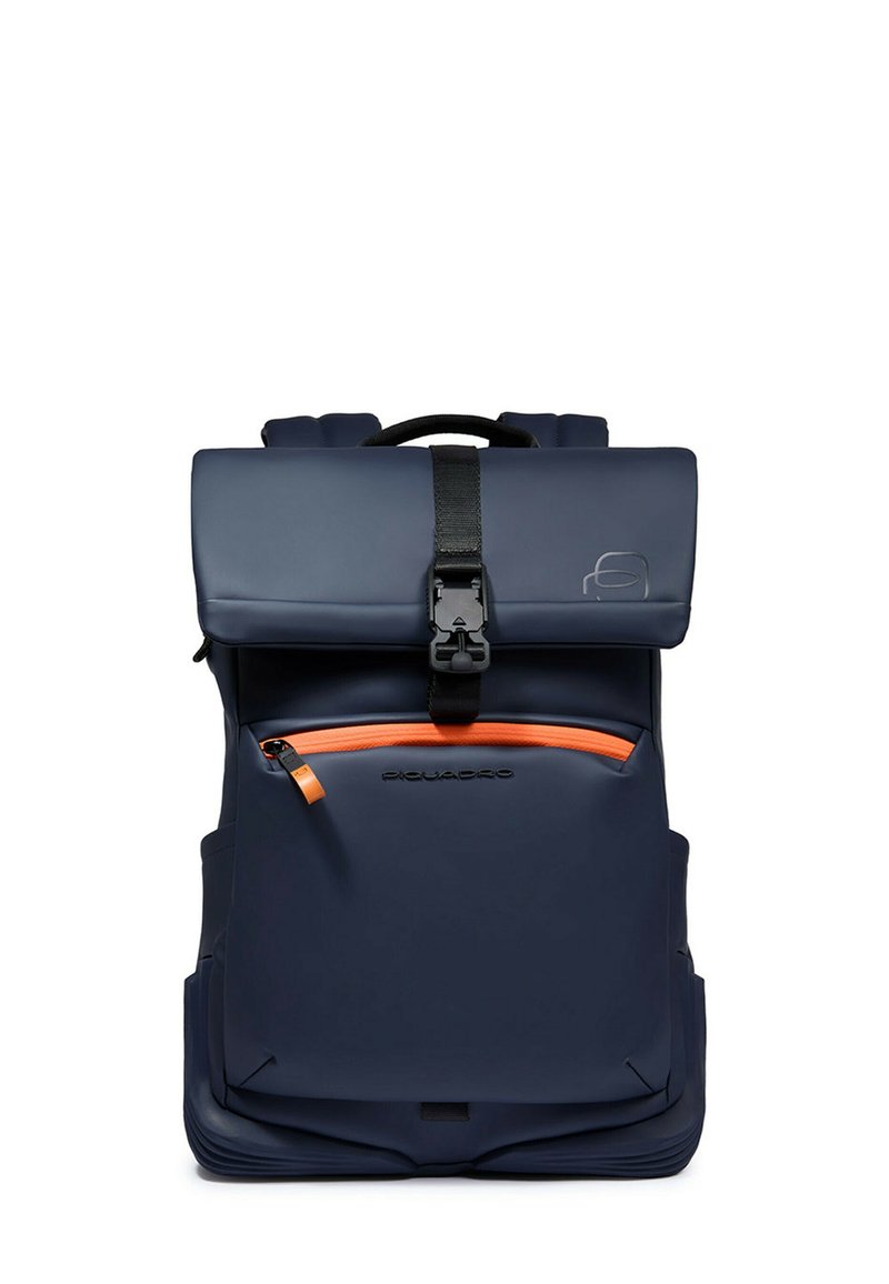 Sac à dos imperméable bleu marine avec fermeture roulée, poche zippée orange et bretelles réglables. Présente un logo simple sur le devant.