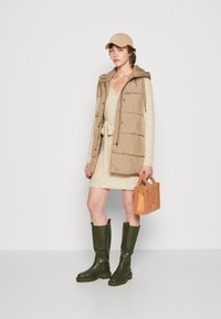ONLY ONLASTA PUFFER WAISTCOAT - Liemenė - walnut