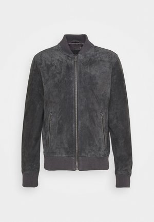 Grå ruskinds-bomberjakke med lynlås foran, ribbede manchetter og kant, sidelommer og en rund krave. Glat tekstur med et afdæmpet design.