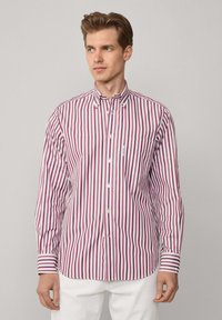 Hemd mit roten und weißen vertikalen Streifen, langen Ärmeln, Button-Down-Kragen und einer einzelnen Brusttasche. Glattes Baumwollmaterial.