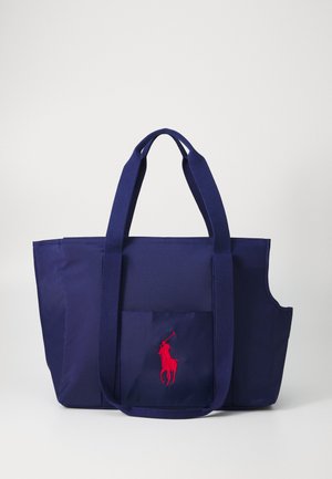 Saco tote azul marinho feito de tecido durável, com duas alças e um bolso frontal com um logótipo bordado em vermelho de um homem a cavalo.