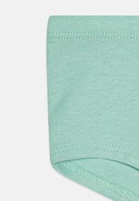 Piparmündiroheline puuvillane lühike püks, millel on sile ja tekstureeritud viimistlus, korraliku äärise ja lihtsa elastse vöökoha.