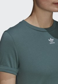 adidas Originals ADICOLOR CLASSICS ROLL-UP SLEEVE CROP-TOP - Paprasti marškinėliai - green