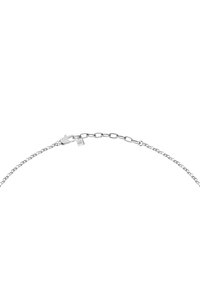 Collana in argento con anelli allungati e chiusura a moschettone. Presenta un piccolo tag con un logo vicino alla chiusura. Finitura in metallo liscia.