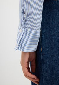 adL WITH CARGO POCKET - Skjorta - striped blue