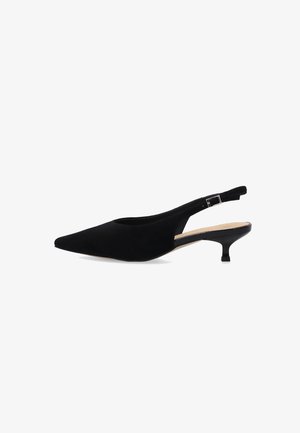 Zwarte slingback kitten heel schoen met spitse neus, verstelbare gesp en lage gebogen hak op een witte achtergrond.