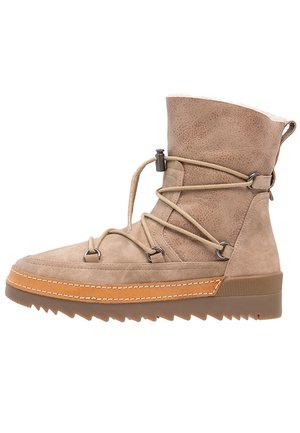 Hellbrauner Wildleder-Stiefelette mit Schaffellfutter, Schnürsenkeln zum Umschlingen, Gummisohle mit tiefem Profil und kontrastierendem, genähtem Lederbesatz.