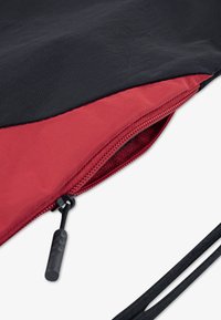 Μαύρο και κόκκινο υφασμάτινο θήκη με φερμουάρ, με υφασμένο κόκκινο εσωτερικό και λείο εξωτερικό, και μαύρο τράβηγμα φερμουάρ για εύκολη πρόσβαση.