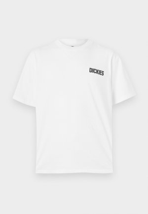 Valge lühikeste varrukatega T-särk, millel on puuvillane materjal. Omab ümarat kaelust ja väikest musta "DICKIES" logo vasakul rinna piirkonnas.