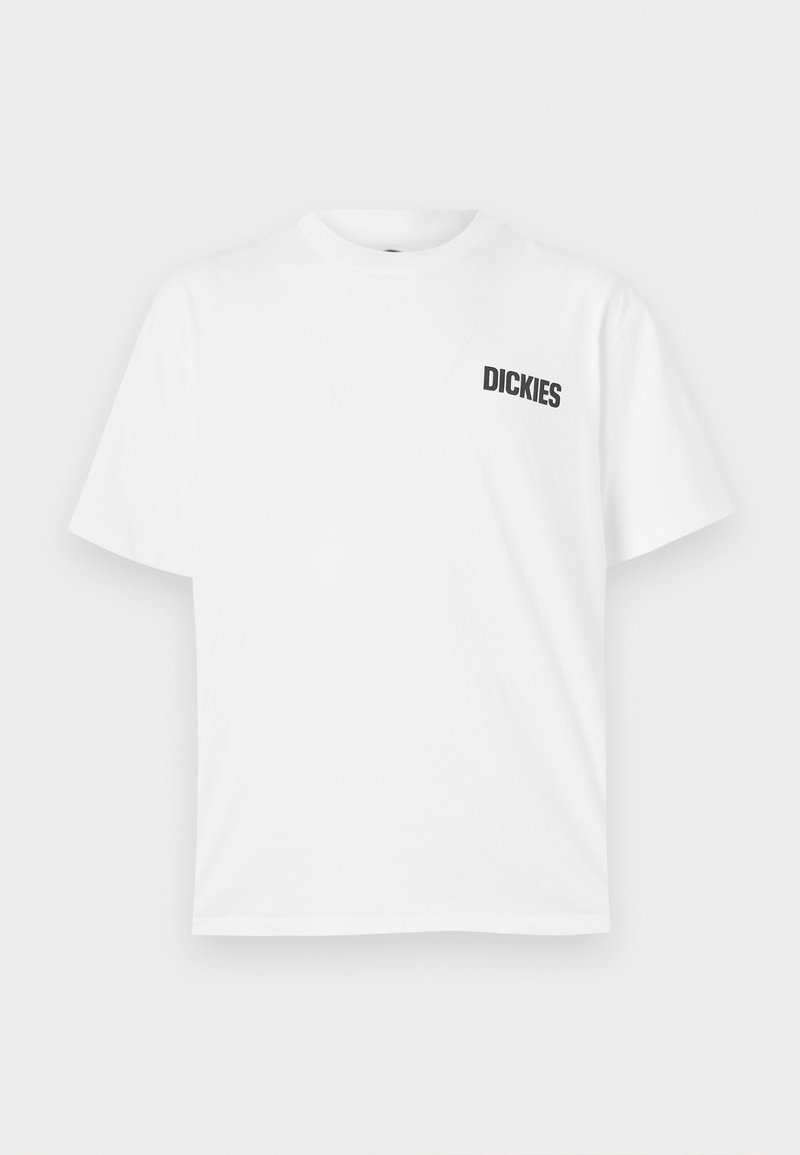 T-shirt bianco a maniche corte in cotone. Presenta un collo tondo e un piccolo logo nero "DICKIES" sulla zona sinistra del petto.