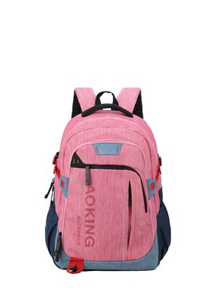 Zaino in tessuto rosa con accenti blu e rossi, dotato di spallacci regolabili, molteplici tasche con zip e materiale testurizzato.
