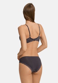 Tmavě šedá krajková podprsenka s nastavovacími ramínky a odpovídajícími kalhotkami s plným pokrytím, které mají krajkový lem. Hladký povrch a jemné detaily.