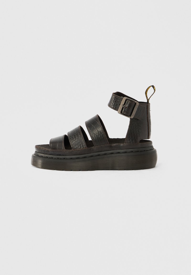 Μαύρα δερμάτινα σανδάλια με τρεις φαρδιές λωρίδες, λουράκι στον αστράγαλο με πόρπη και υφή στην επιφάνεια. Πάχος σόλας με ανάγλυφες λεπτομέρειες.