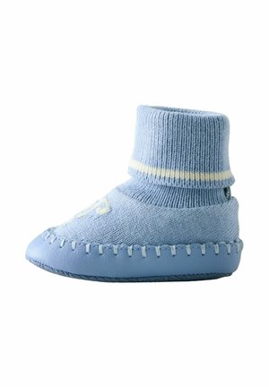 Chaussette bébé bleu doux avec semelle en cuir et bord tricoté replié présentant une bande blanche près du haut.