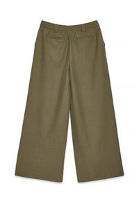 Platas kājas bikses olīvu zaļā krāsā, izgatavotas no teksturētas auduma ar gludu virsmu. Iespraustas divas aizmugures kabatas un pielāgots jostasvieta.