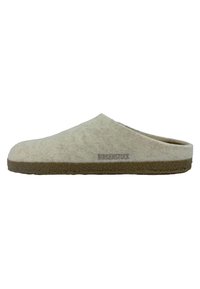 Zapatilla de casa gris sin talón, con suela de goma texturizada de color marrón y un logo de la marca sutil en el lateral.