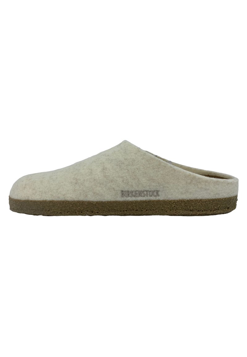 Zapatilla de casa gris sin talón, con suela de goma texturizada de color marrón y un logo de la marca sutil en el lateral.