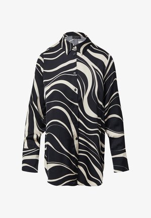 Czarna i biała koszula z guzikami w wzór fal, z długimi rękawami i kołnierzykiem. Wykonana z gładkiego materiału o luźnym kroju.