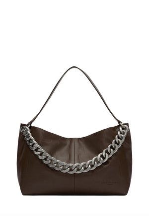 Borsa a mano in pelle marrone scuro con una tracolla singola e un robusto dettaglio a catena argentata sul davanti.