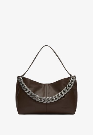 Borsa a mano in pelle marrone scuro con una tracolla singola e un robusto dettaglio a catena argentata sul davanti.