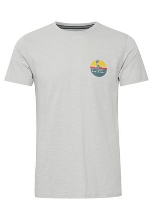 Camiseta de manga corta gris claro, hecha de un material suave, que presenta un gráfico circular con un tema playero que incluye una palmera, un sol y olas.