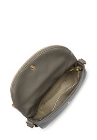 Borsa in pelle grigia con forma arrotondata, dotata di una chiusura a cerniera dorata e un interno foderato in tessuto con una piccola tasca a zip.