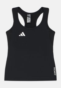 Svart Adidas Techfit ermeløs treningstopp med racerback og hvit logo på brystet og siden.