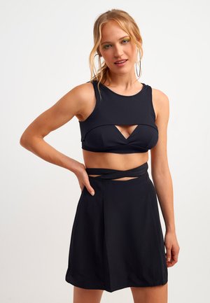 MIT RAFFINIERTEM SCHNITT - Top - black
