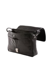 Borsa a tracolla in pelle nera con tracolla regolabile, tasca anteriore, hardware argentato e chiusura a patta. Texture liscia e design minimalista.