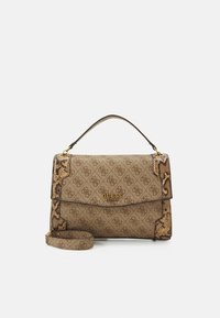 Brun mønstrede Guess håndtaske med top-håndtag og aftagelig rem, med slangeskindsdetaljer og guld-logo på frontklappen.