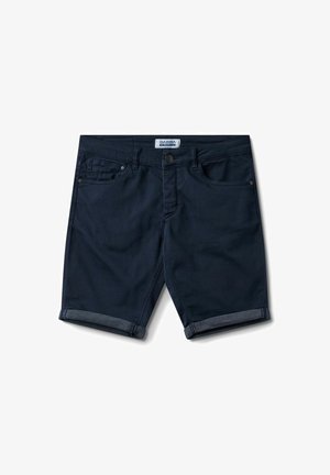 Vyriški tamsiai mėlyni džinsiniai šortai su užsuktais kraštais, keturiomis kišenėmis, sidabriniu mygtuku ir nugarinėmis kniedėmis, taip pat audinio etikete ant liemens.